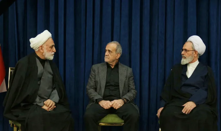 علي رضا أعرافي الأول من اليمين